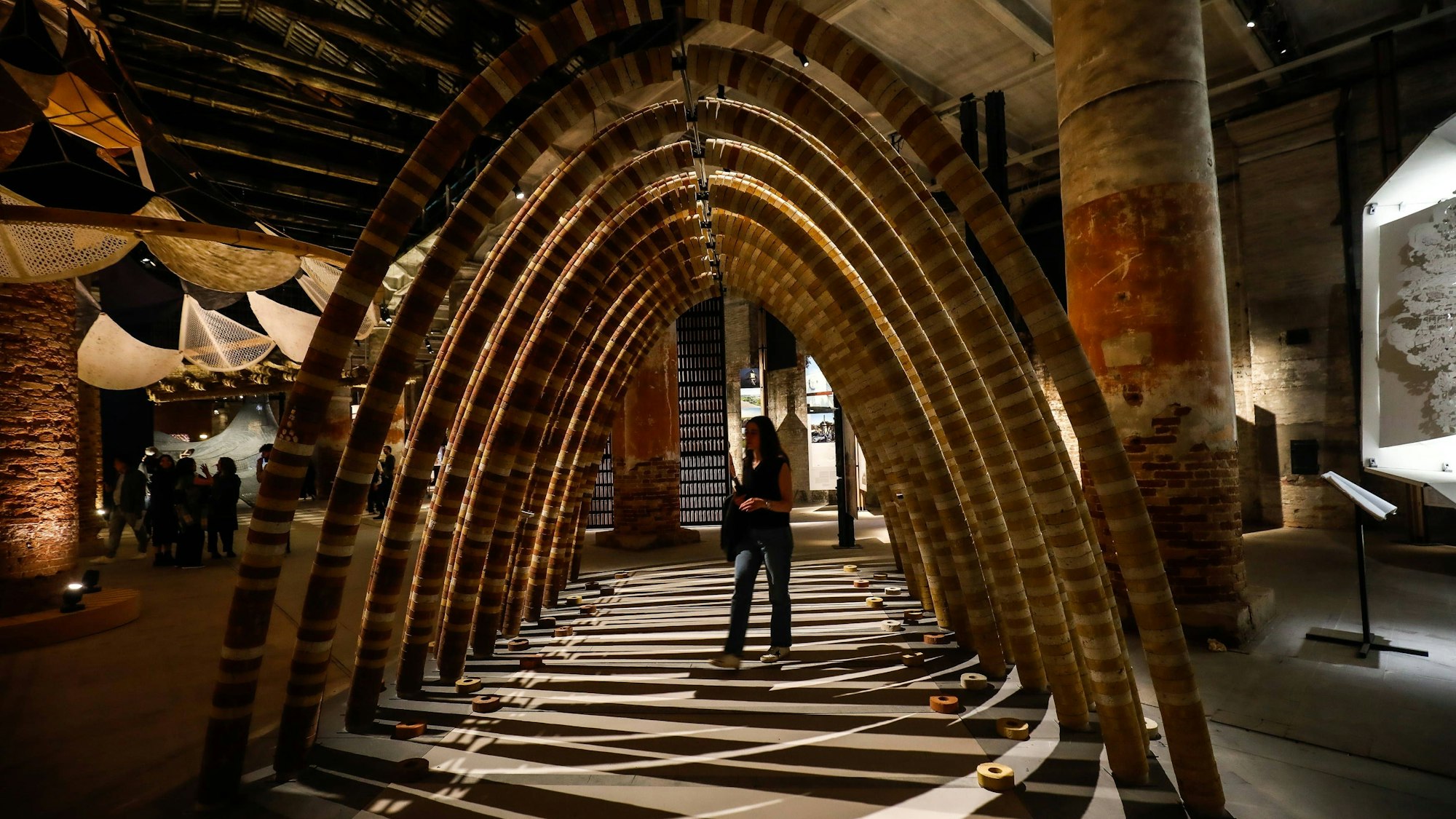 Ein Tunnel aus Elefantendung-Steinen