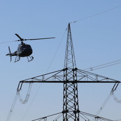Insgesamt 75 Kilometer misst im Oberbergischen Kreis das Stromnetz des Dortmunder Betreibers Amprion. Mindestens einmal im Jahr lässt das Dortmunder Unternehmen die Freileitungen kontrollieren. Und das geschieht mit dem Hubschrauber.