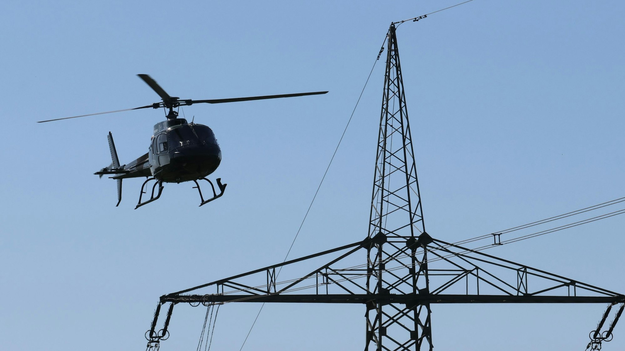 Insgesamt 75 Kilometer misst im Oberbergischen Kreis das Stromnetz des Dortmunder Betreibers Amprion. Mindestens einmal im Jahr lässt das Dortmunder Unternehmen die Freileitungen kontrollieren. Und das geschieht mit dem Hubschrauber.
