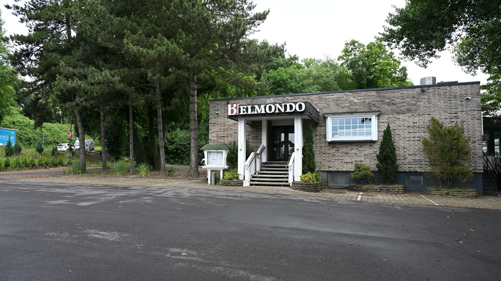 Das Foto zeigt die ehemalige Gaststätte Belmondo in Bergisch Gladbach
