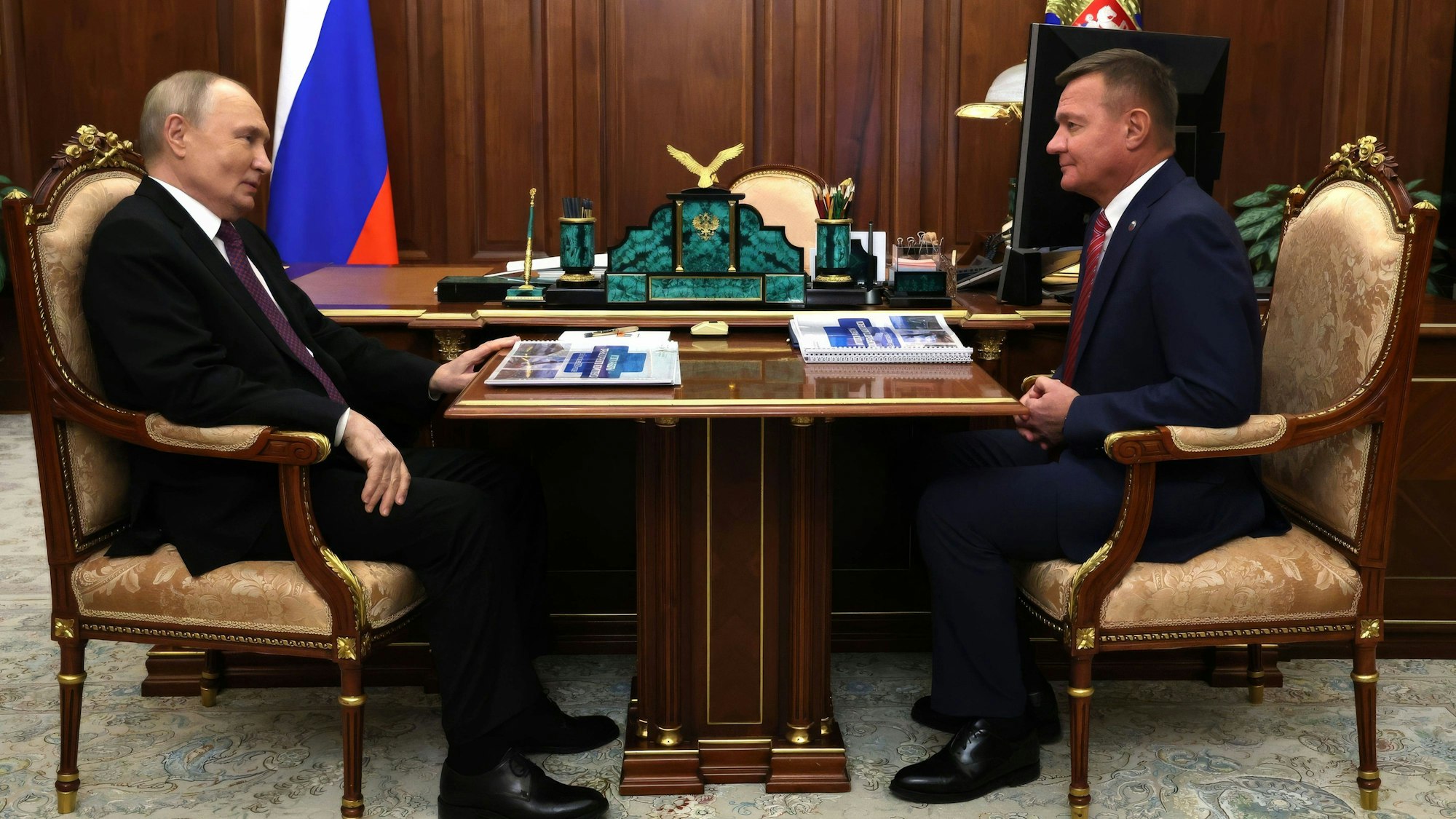 Kremlchef Wladimir Putin (l.) zusammen mit Roman Starowoits im Januar 2025 im Kreml. (Archivbild)