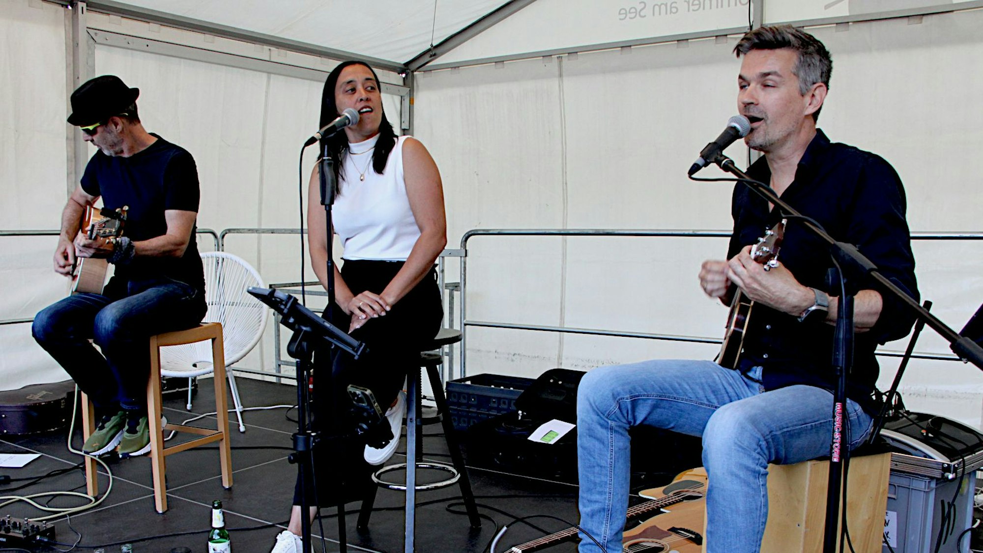 Frau Wollenweber und ihre Männer um Sängerin Nicole Flittorf gaben ein Konzert.