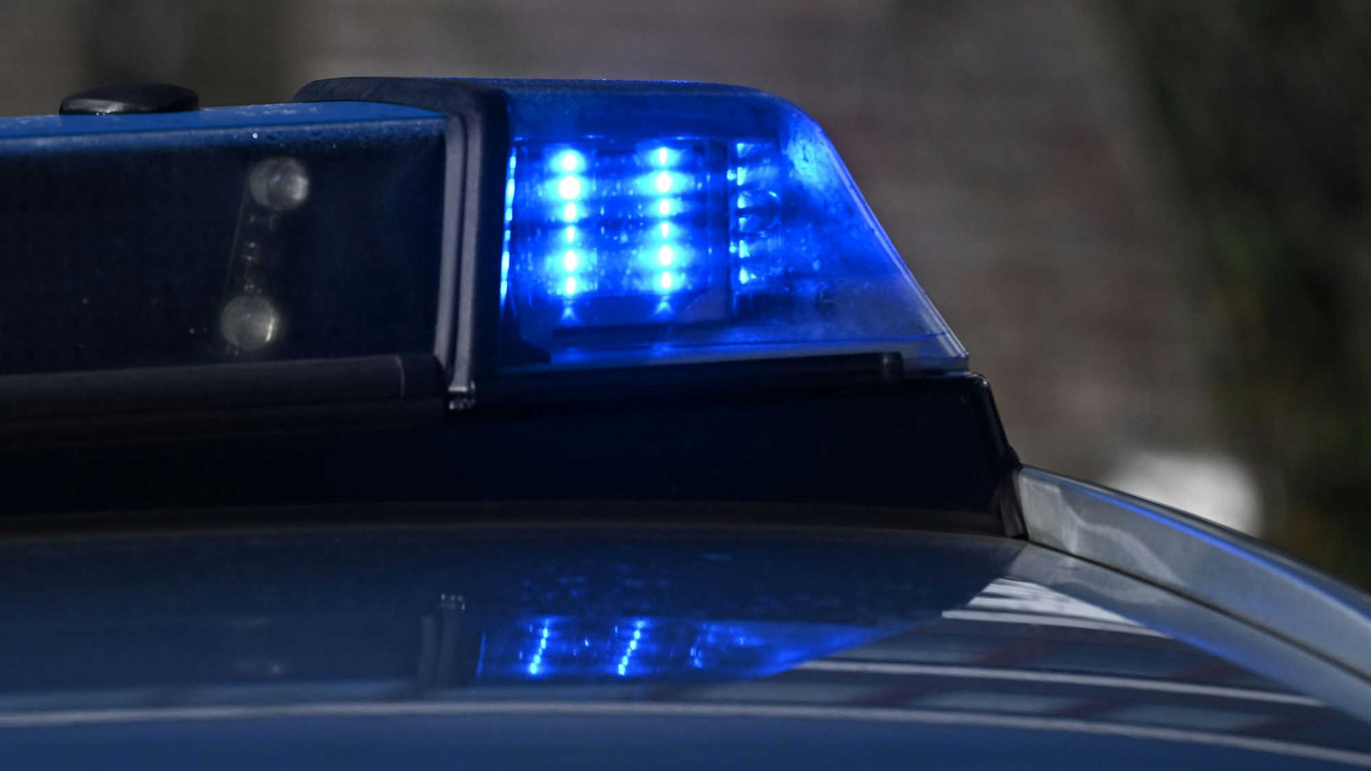 Ein Blaulicht auf einem Polizeifahrzeug.