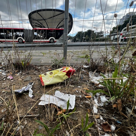 Müll rund um den Busbahnhof in Wiesdorf