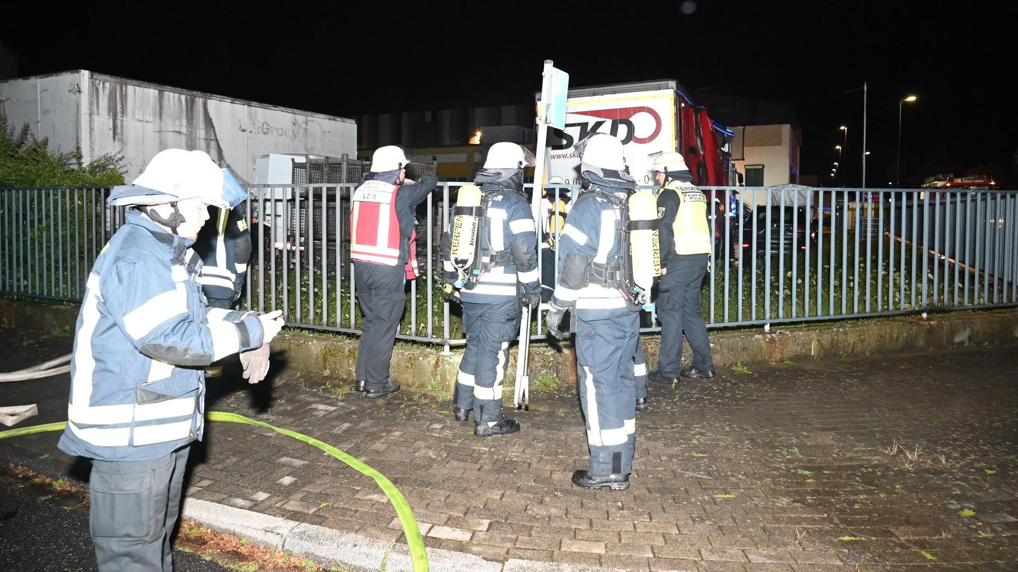 Das Foto zeigt Feuerwehrleute bei der Arbeit.