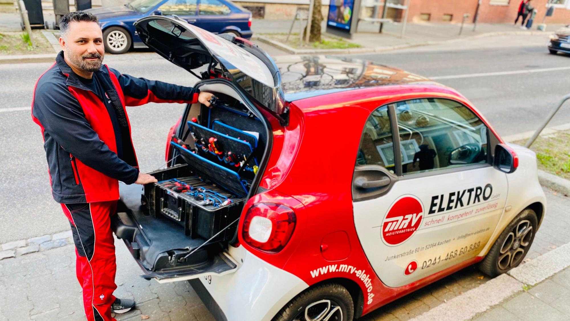 Elektrotechnikermeister Mersim Mrvoljak steht an seinem Fahrzeug.