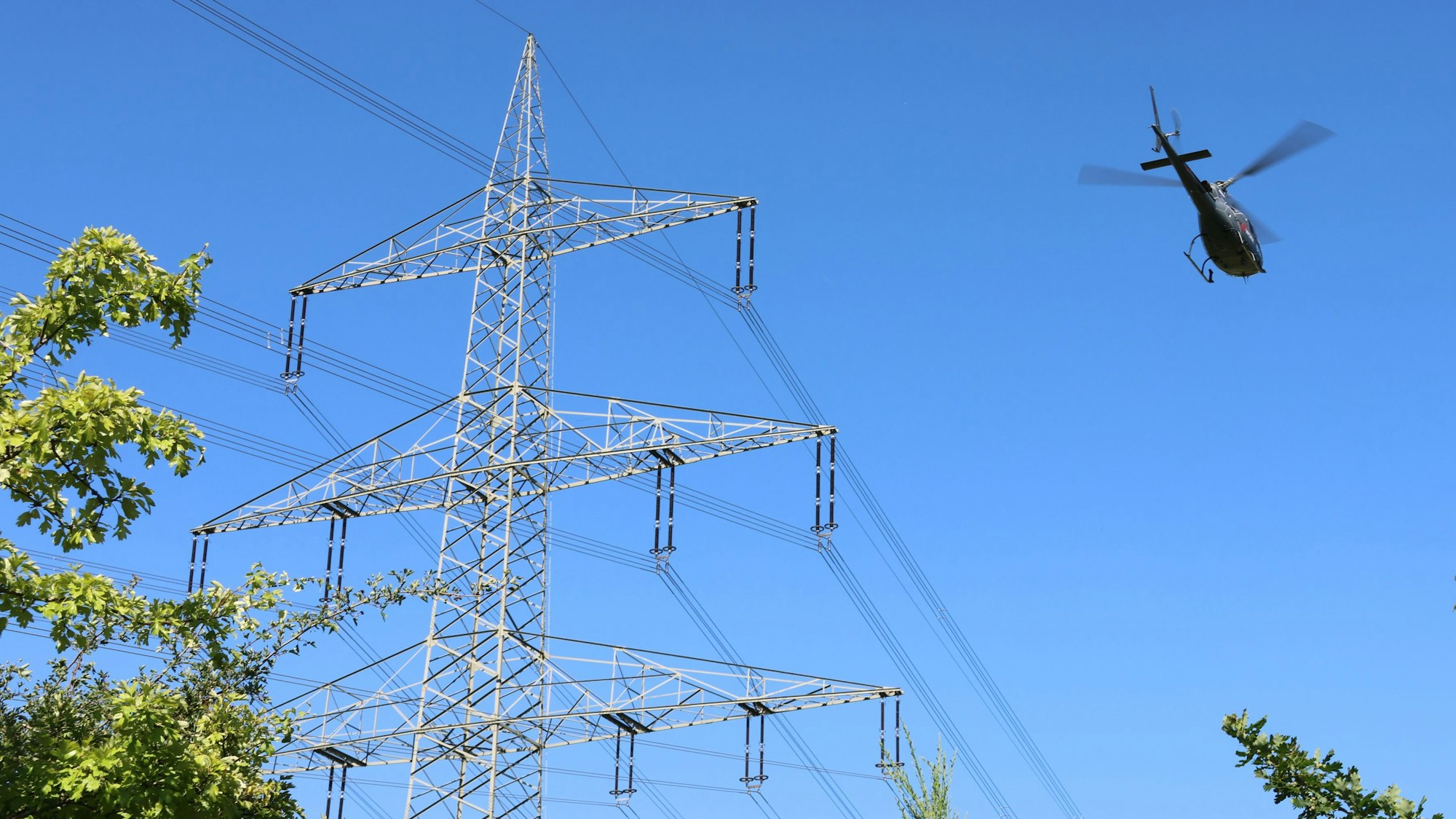 Bei Morsbach-Alzen hat der Kontrollflug begonnen, für die Crew endet der Arbeitstag schließlich in Wuppertal-Ronsdorf. Hinter Lindlar hat sie den Luftraum über Oberberg verlassen.