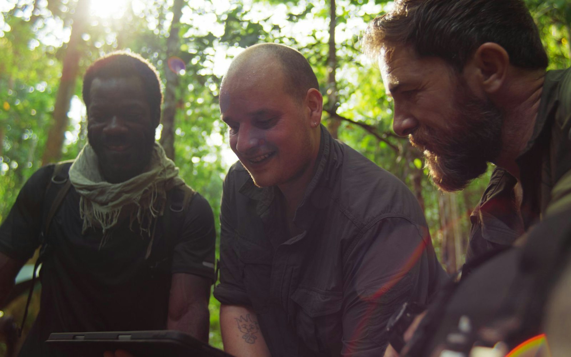 In „Wilde Welt“ haben Vianet Djenguet, Declan Burley und Aldo Kane (von links) eine gemeinsame Mission: die seltensten Tiere der Welt filmen, um damit zu deren Schutz beizutragen. Sechs Episoden verfolgen ihre Expeditionen auf der ganzen Welt, zu sehen ab Freitag, 11. Juli, auf Apple TV+. (Bild: Apple TV+)