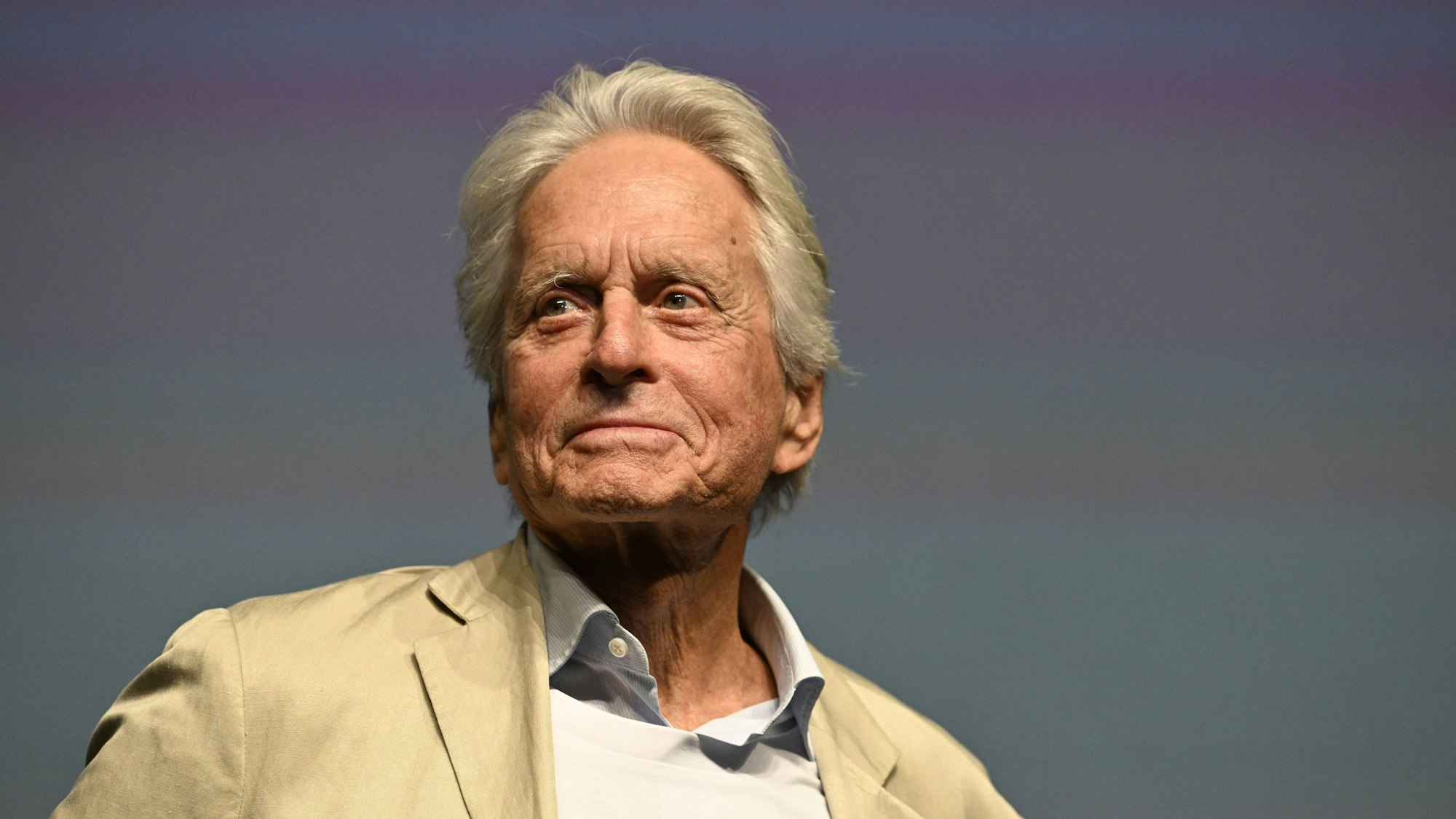 Michael Douglas präsentierte im Juli 2025 im Grandhotel Thermal in Karlsbad die restaurierte Fassung von „Einer flog über das Kuckucksnest“.