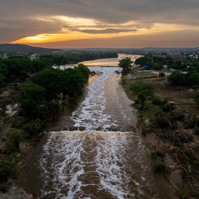 Luftaufnahme des Guadalupe River vom 6. Juli: Der Fluss war zwei Tage zuvor plötzlich extrem angeschwollen und hatte für Tod und Zerstörung gesorgt.