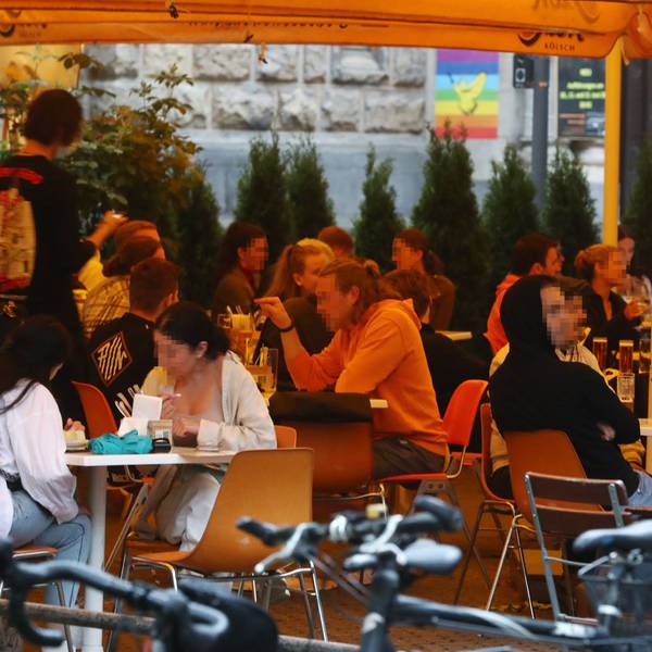 Die Außengastronomie am Brüsseler Platz muss seit Februar bereits um 22 Uhr statt um Mitternacht schließen. (Archivbild)