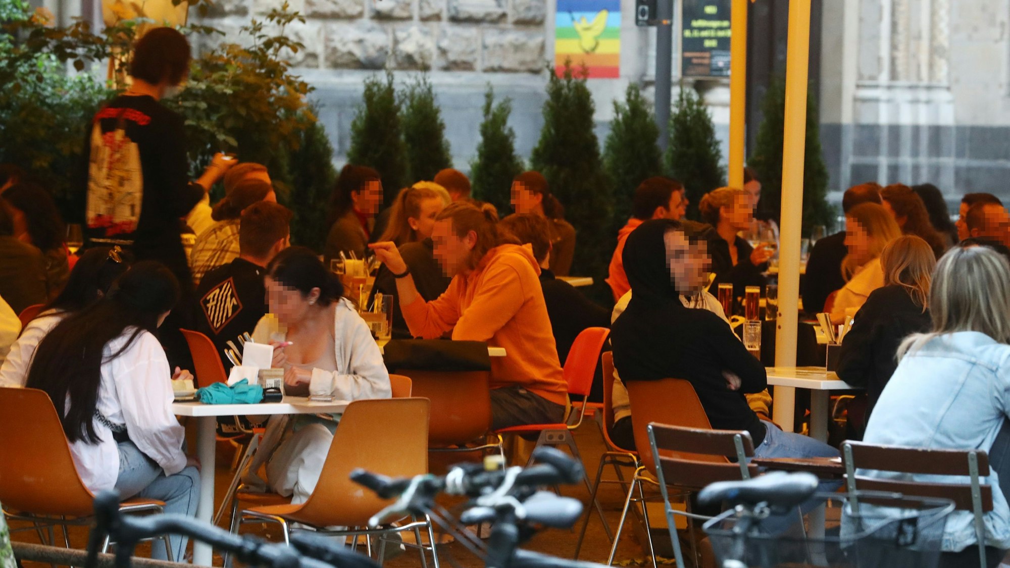 Die Außengastronomie am Brüsseler Platz muss seit Februar bereits um 22 Uhr statt um Mitternacht schließen. (Archivbild)