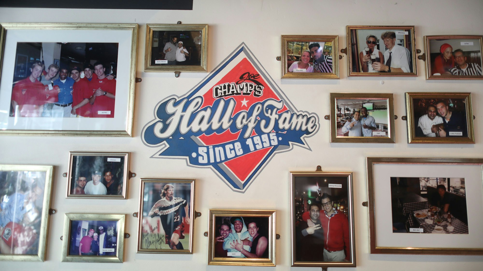 Oben links ein Foto mit NSYNC, ganz rechts in der Mitte mit Lukas Podolski: Ins Joe Champs haben sich über Jahrzehnte auch immer wieder Promis eingefunden.