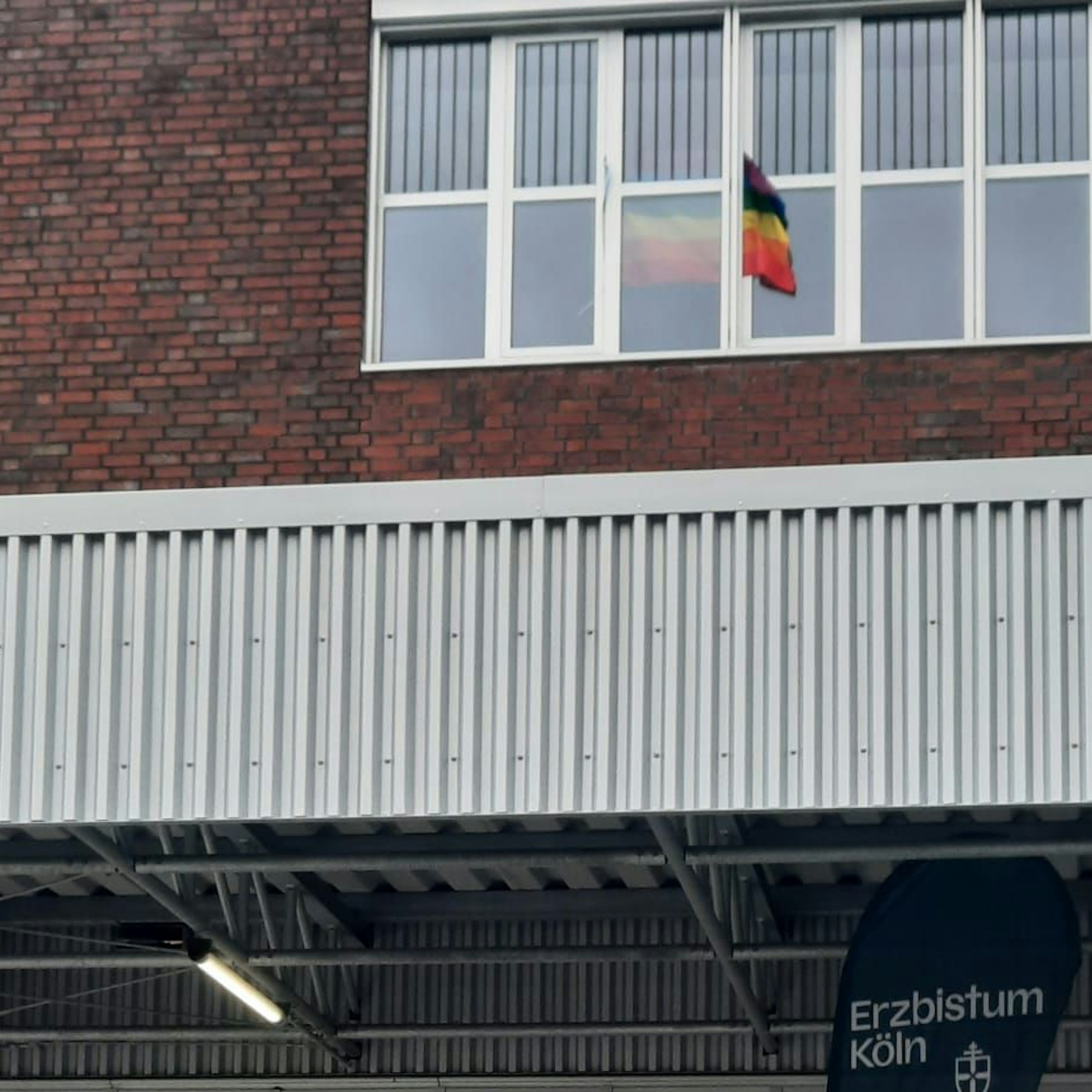 Regenbogenfahne im Fenster des Bildungscampus Kalk