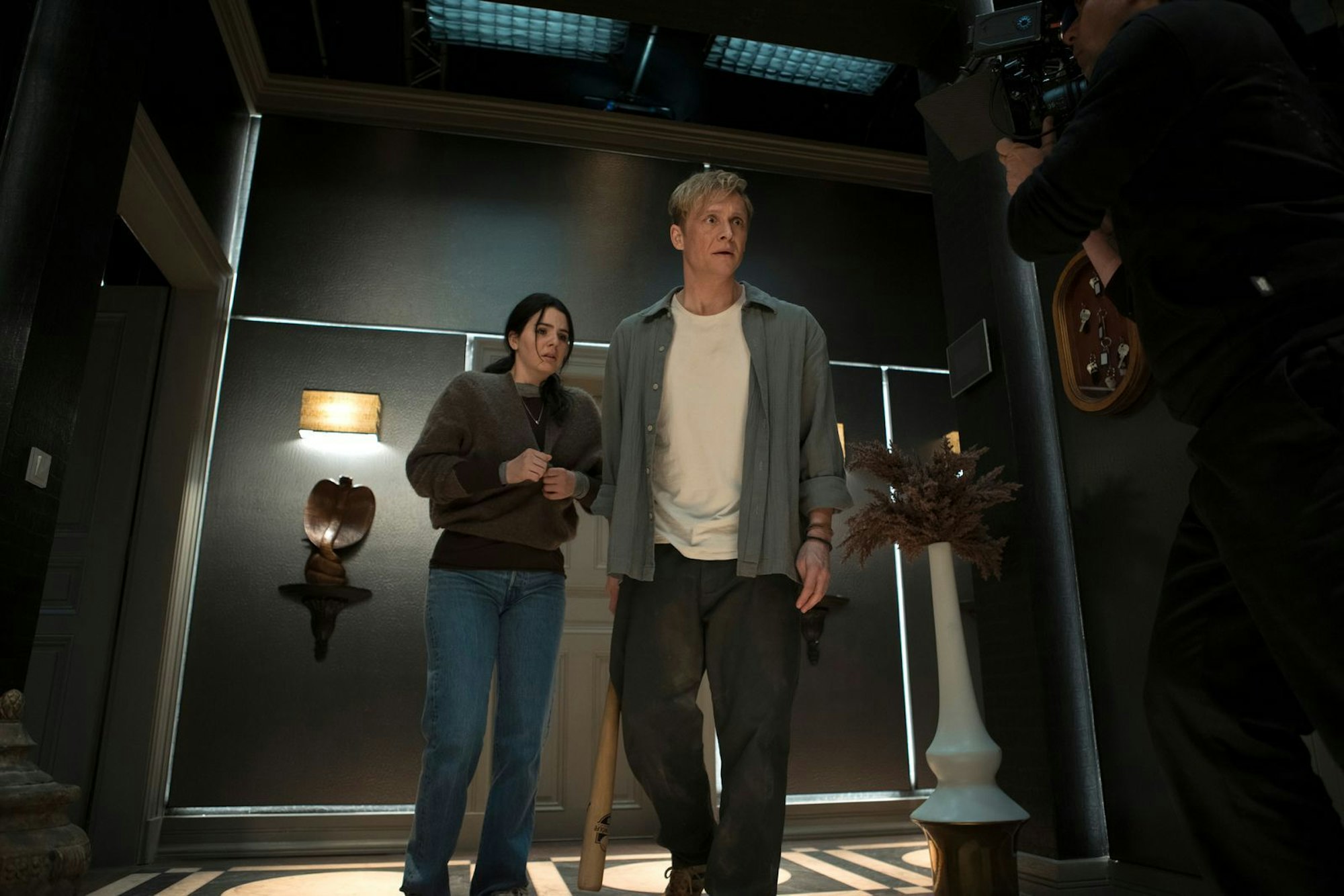 Wo führt ein Weg raus? Olivia (Ruby O. Fee) und Tim (Matthias Schweighöfer) sind zunehmend verzweifelt. (Bild: Netflix / Sasha Ostrov)