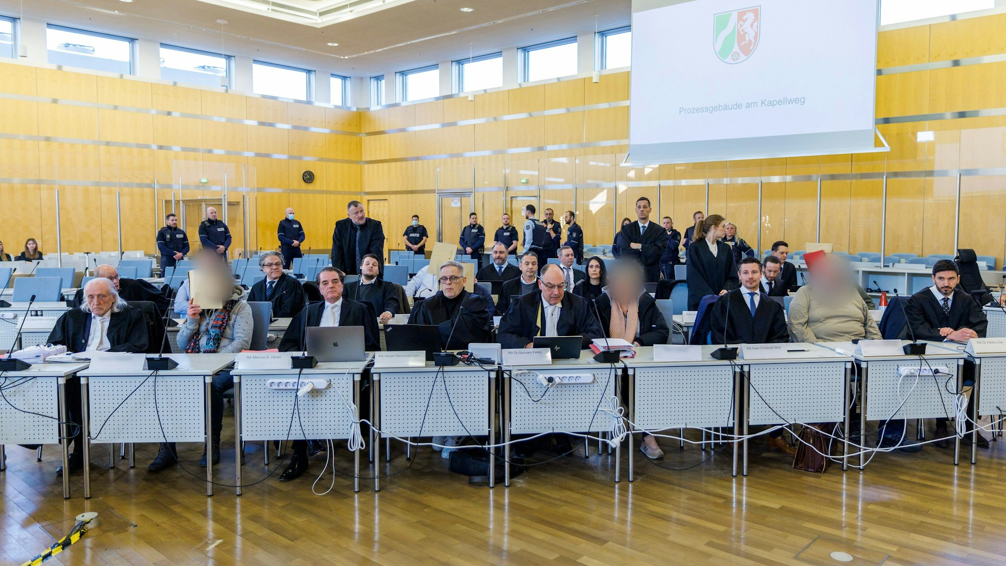 Der Prozess findet in einem Hochsicherheitstrakt in Düsseldorf statt. Das Foto zeigt den Auftakt im Februar. (Archivbild)