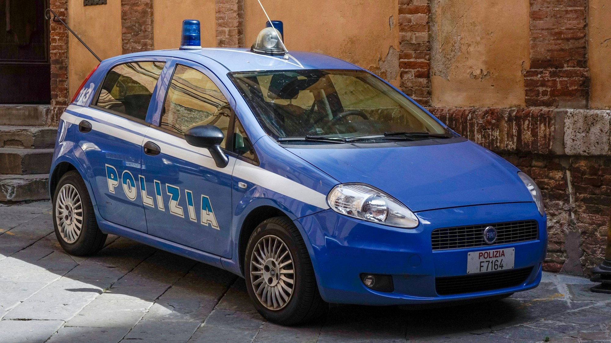 Polizeiauto vor der Questura in Siena, Toskana