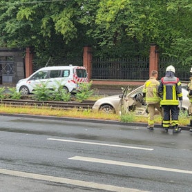 Ein Mercedes ist am Montagmorgen (7. Juli) auf der Aachener Straße auf den Gleisen der KVB-Bahn gelandet.