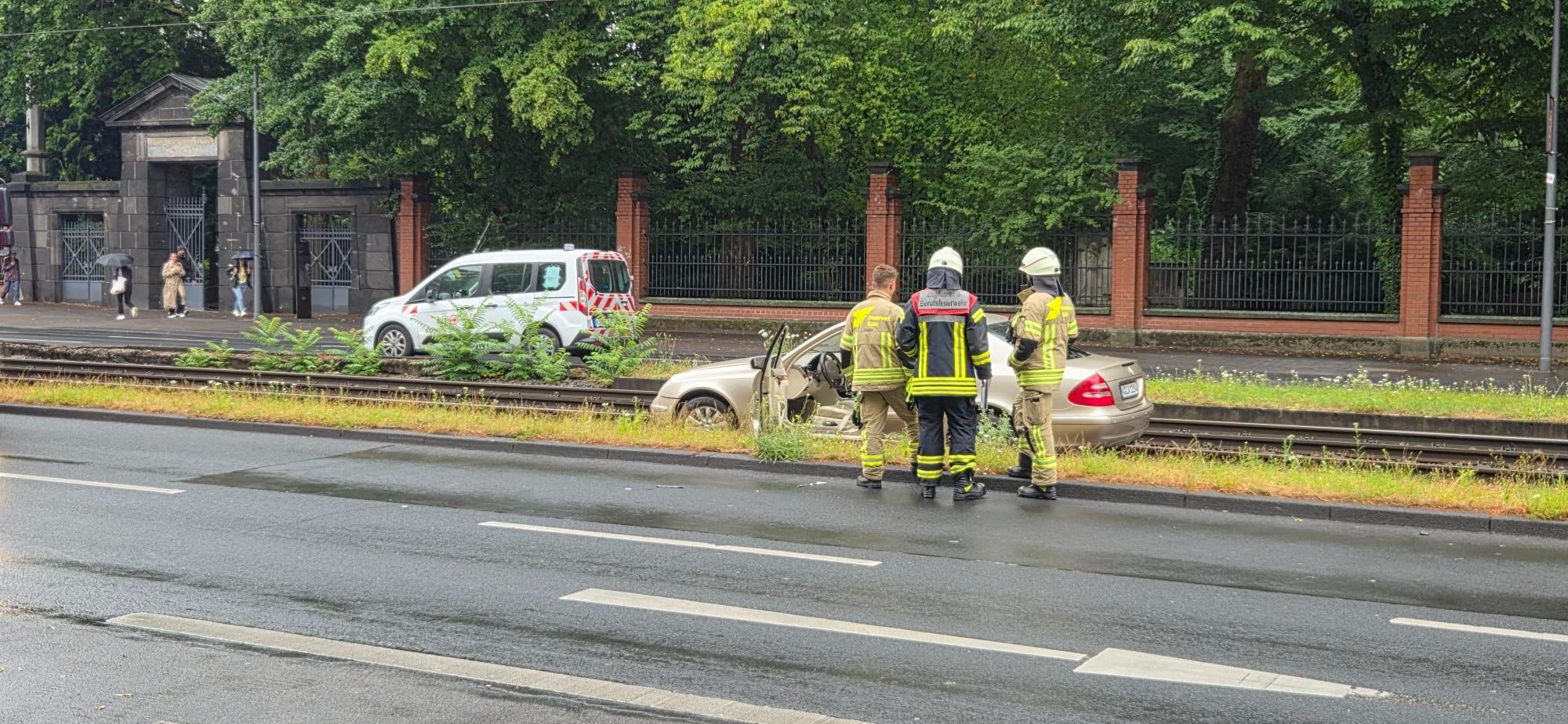 Ein Mercedes ist am Montagmorgen (7. Juli) auf der Aachener Straße auf den Gleisen der KVB-Bahn gelandet.