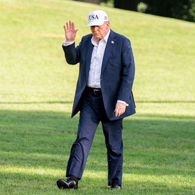 US-Präsident Donald Trump winkt der Presse zu, nachdem er ins Weiße Haus in Washington zurückgekehrt ist. Trump empfängt dort den israelischen Ministerpräsidenten Netanjahu zu einem diplomatischen Besuch.