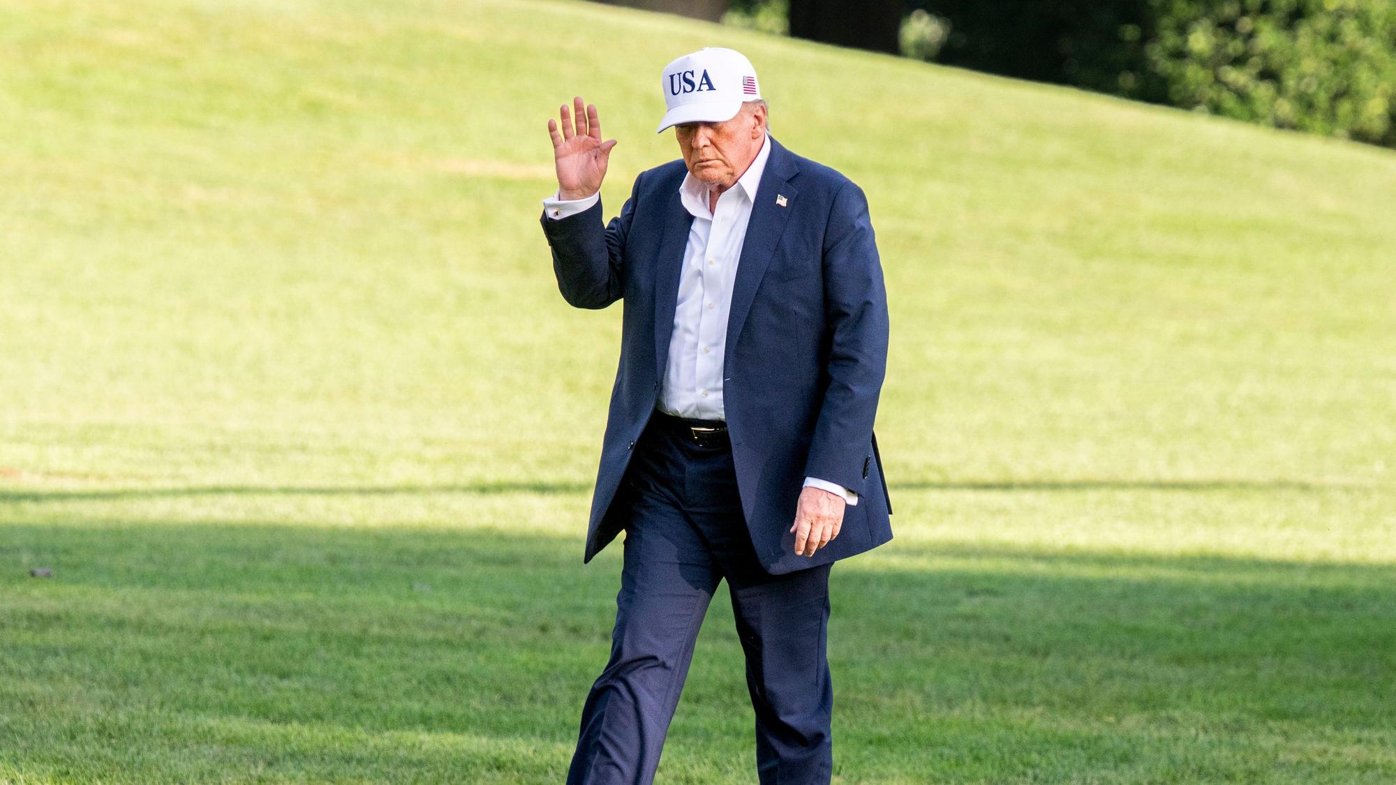 US-Präsident Donald Trump winkt der Presse zu, nachdem er ins Weiße Haus in Washington zurückgekehrt ist. Trump empfängt dort den israelischen Ministerpräsidenten Netanjahu zu einem diplomatischen Besuch.