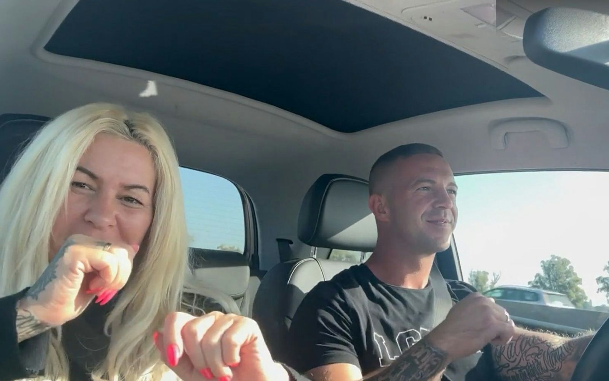 Ab nach Spanien: Mel und Addi sind guter Dinge. (Bild: RTL)