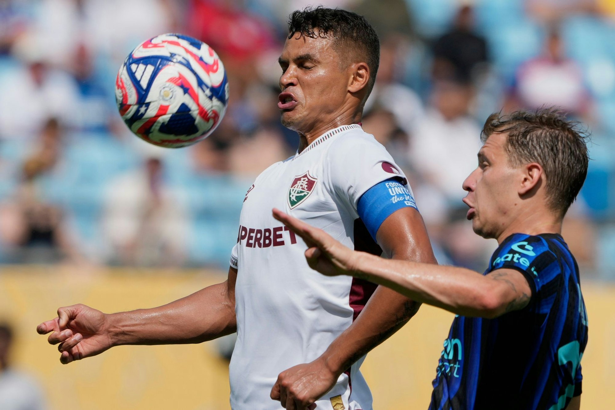 Thiago Silva (l) ist auch mit 40 Jahren noch zweikampfstark