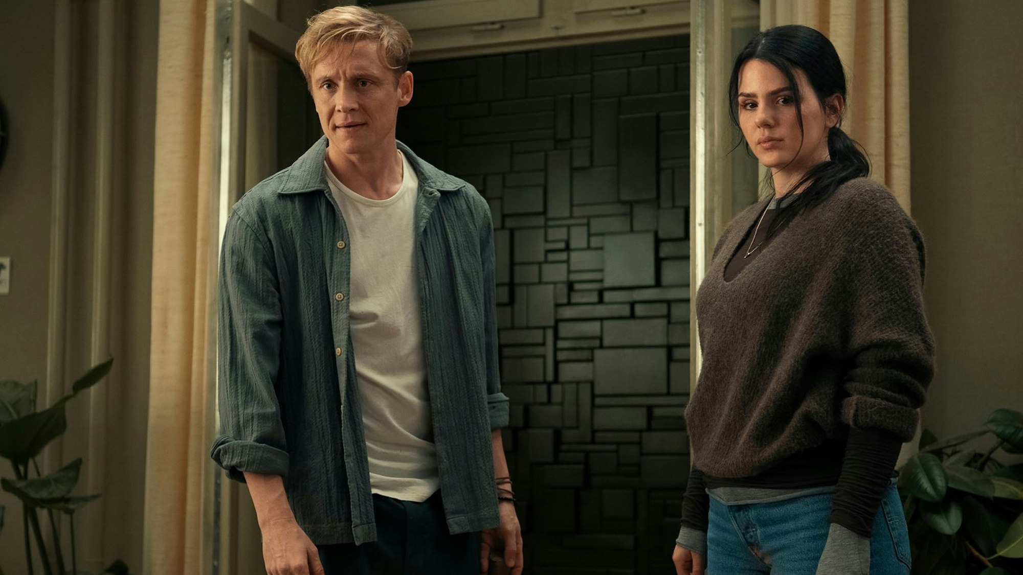 Tim (Matthias Schweighöfer) und Olivia (Ruby O. Fee) sind plötzlich Gefangene in ihrer eigenen Wohnung. (Bild: Netflix / Sasha Ostrov)
