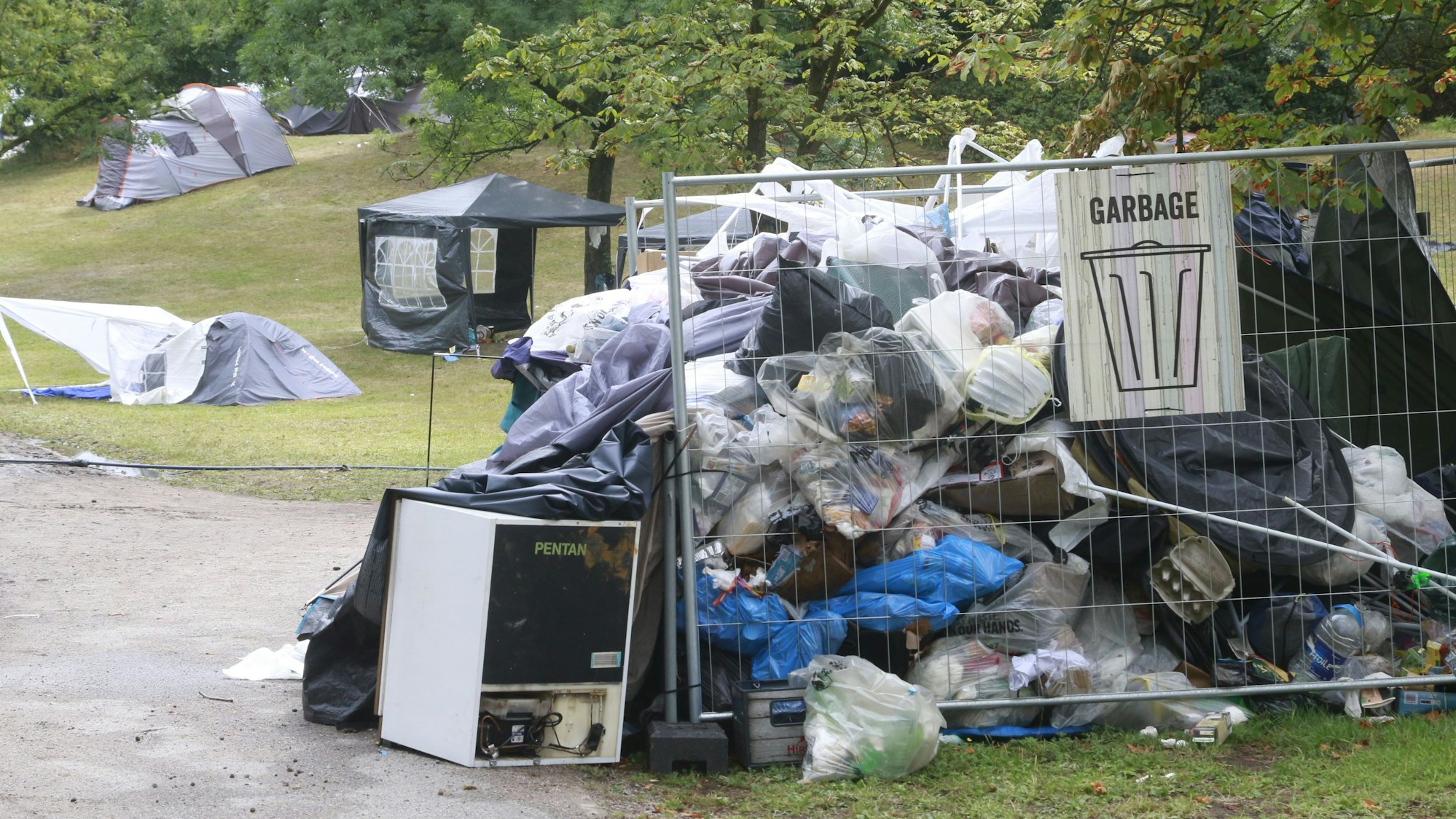 Müll türmt sich auf dem Summerjam-Gelände am Fühlinger See in Köln.