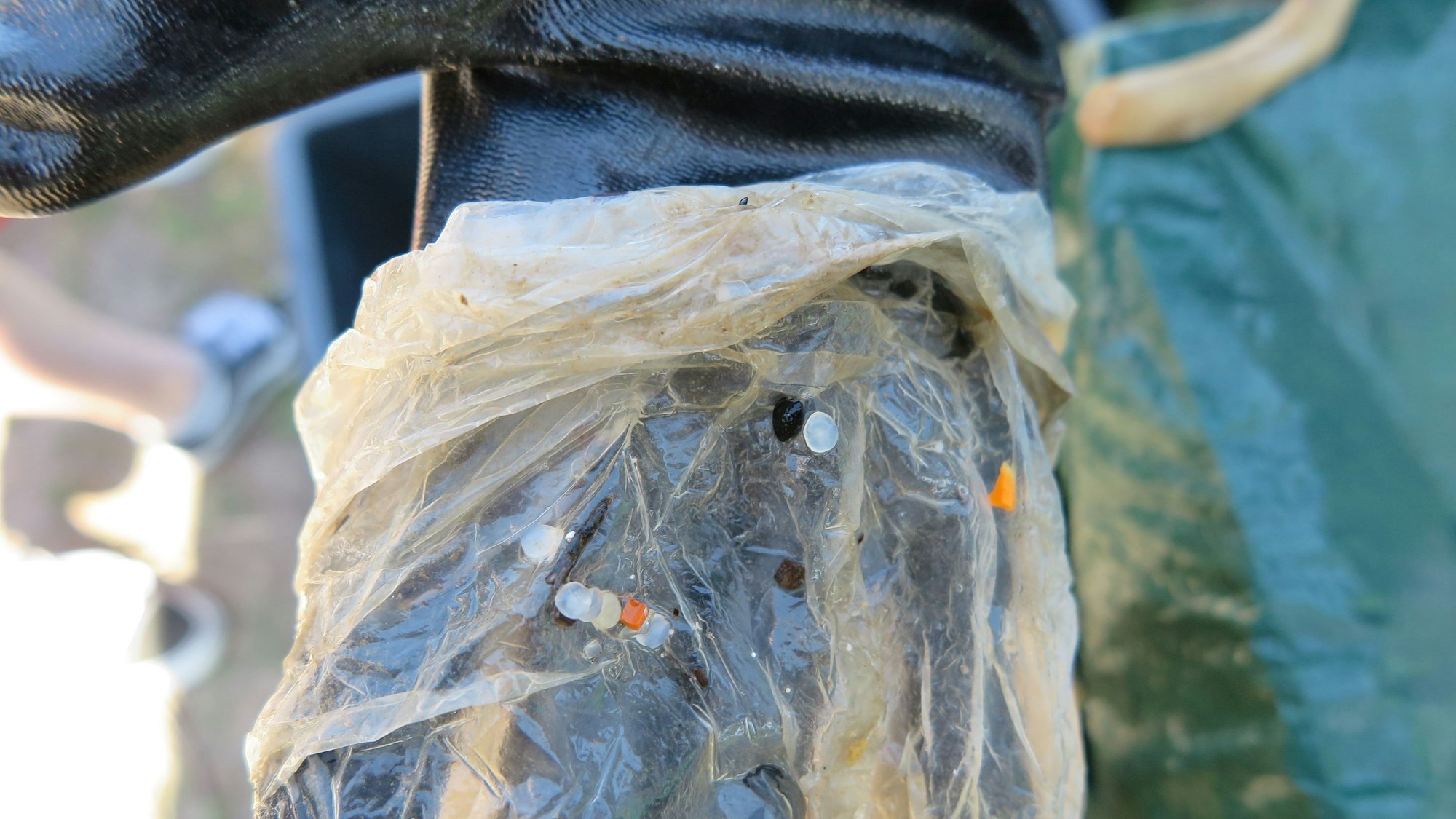 Das Bild zeigt eine Plastiktüte, an der Nurdles kleben.
