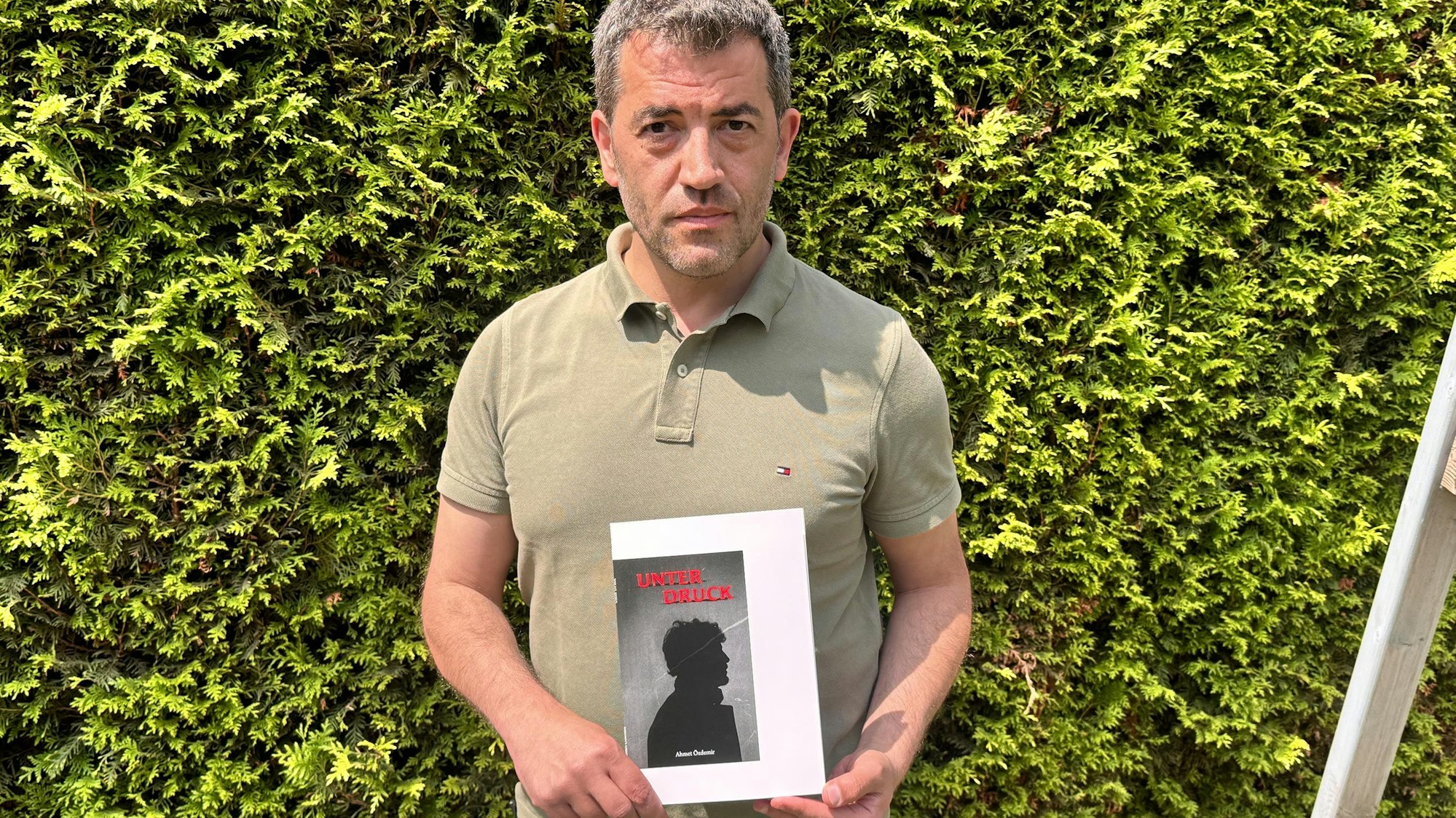 Das Foto zeigt Ahmet Özdemir mit seinem neuen Buch in Sindorf.