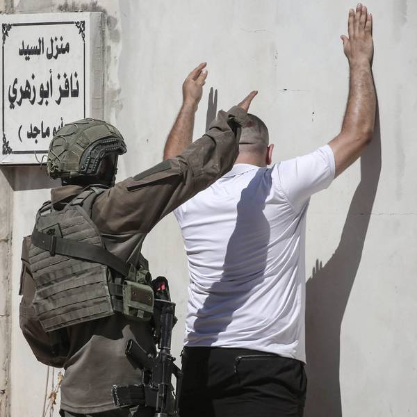 Die israelische Armee ist auch im palästinensischen Westjordanland ständig präsent. Hier durchsucht ein Soldat einen Zivilisten. Israel soll nun in den besetzten Gebieten den Chefredakteur einer Nachrichtenagentur festgenommen haben. (Archiv)