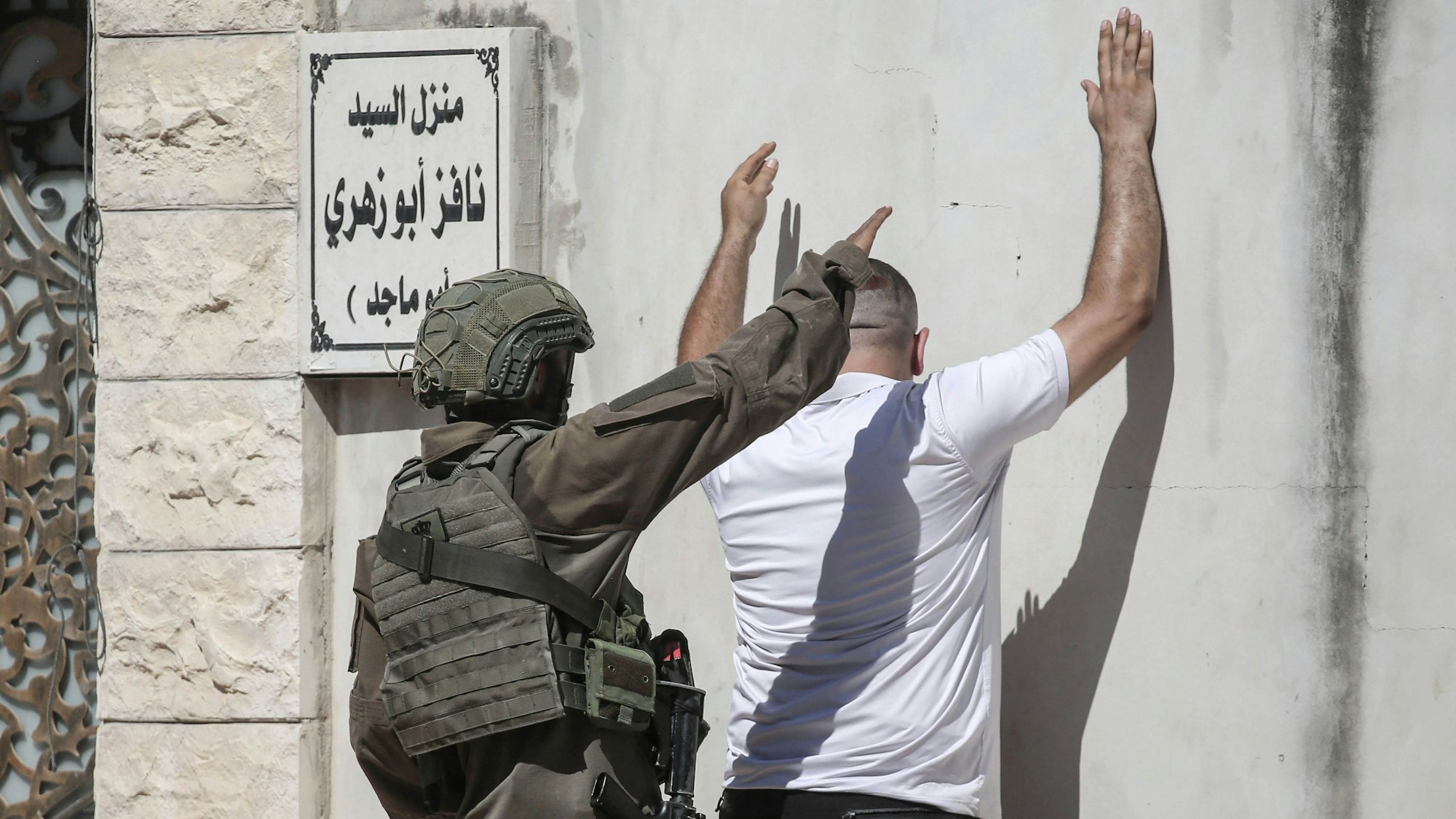 Die israelische Armee ist auch im palästinensischen Westjordanland ständig präsent. Hier durchsucht ein Soldat einen Zivilisten. Israel soll nun in den besetzten Gebieten den Chefredakteur einer Nachrichtenagentur festgenommen haben. (Archiv)