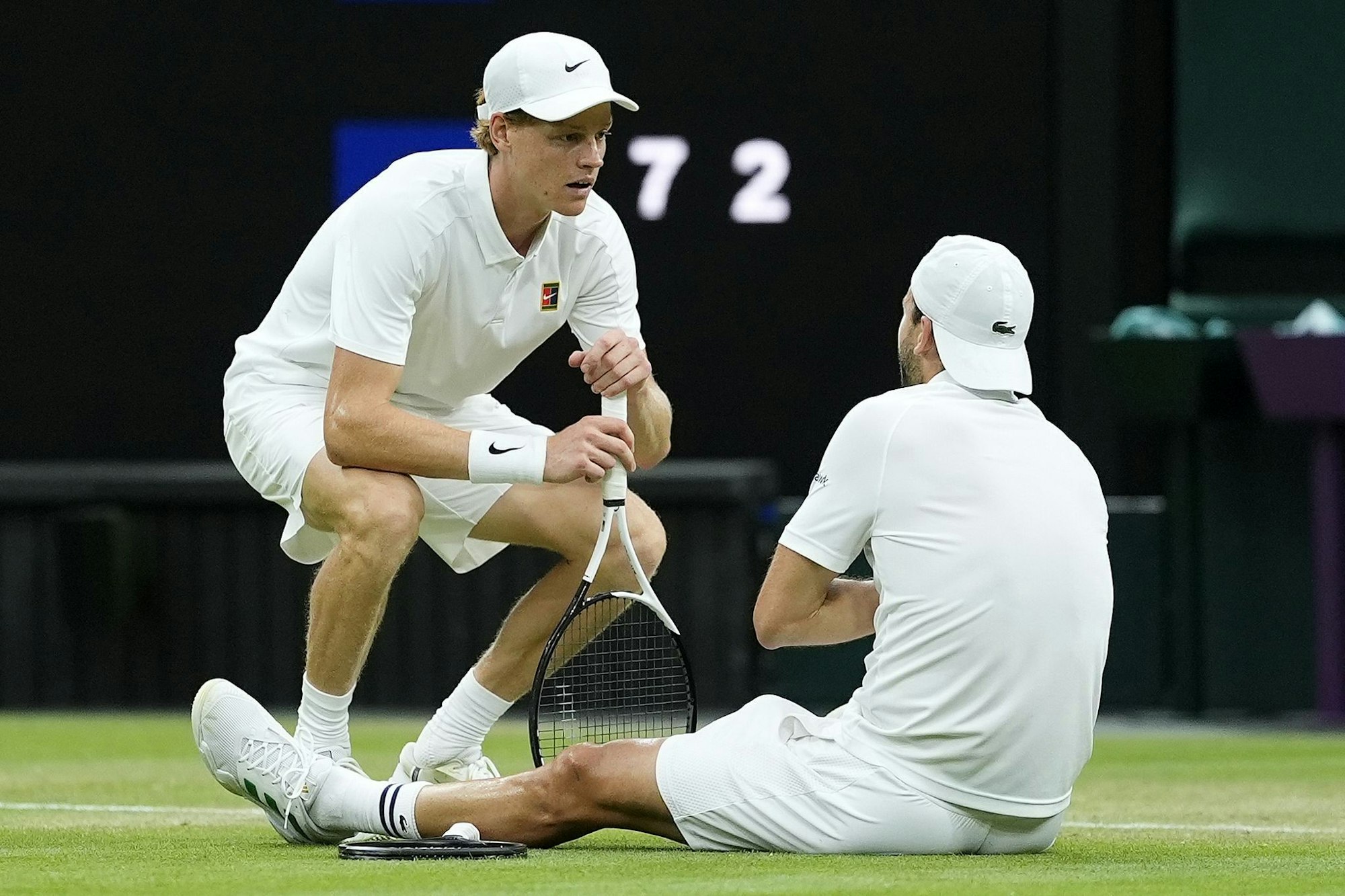 Jannik Sinner (l) kümmert sich um Grigor Dimitrow.