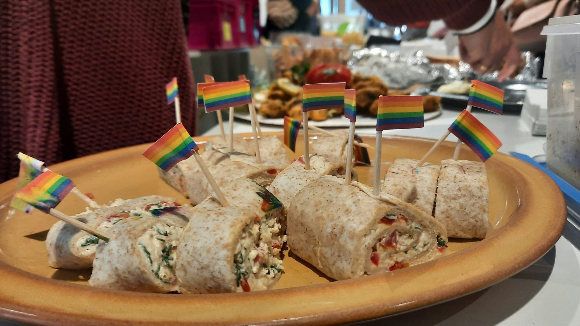 Eltern versahen Canapés am Buffet mit Regenbogenfähnchen.