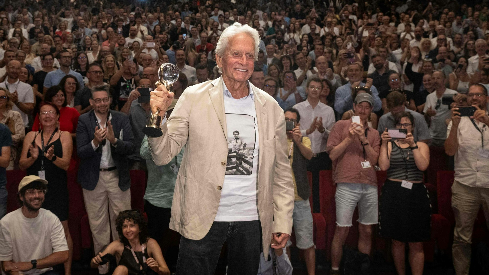 Michael Douglas mit Ehrenpreis beim 59. Filmfestival in Karlovy Vary (2025), wo eine restaurierte Fassung von „Einer flog über das Kuckucksnest“ gezeigt wurde.