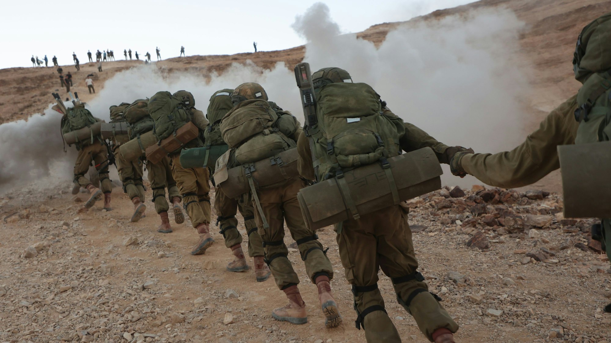 Neu rekrutierte Soldaten der israelischen Verteidigungskräfte (IDF) marschieren während einer 40 Kilometer langen, 10-stündigen Wanderung in Masada in der Nähe des Toten Meeres. (Archivbild)