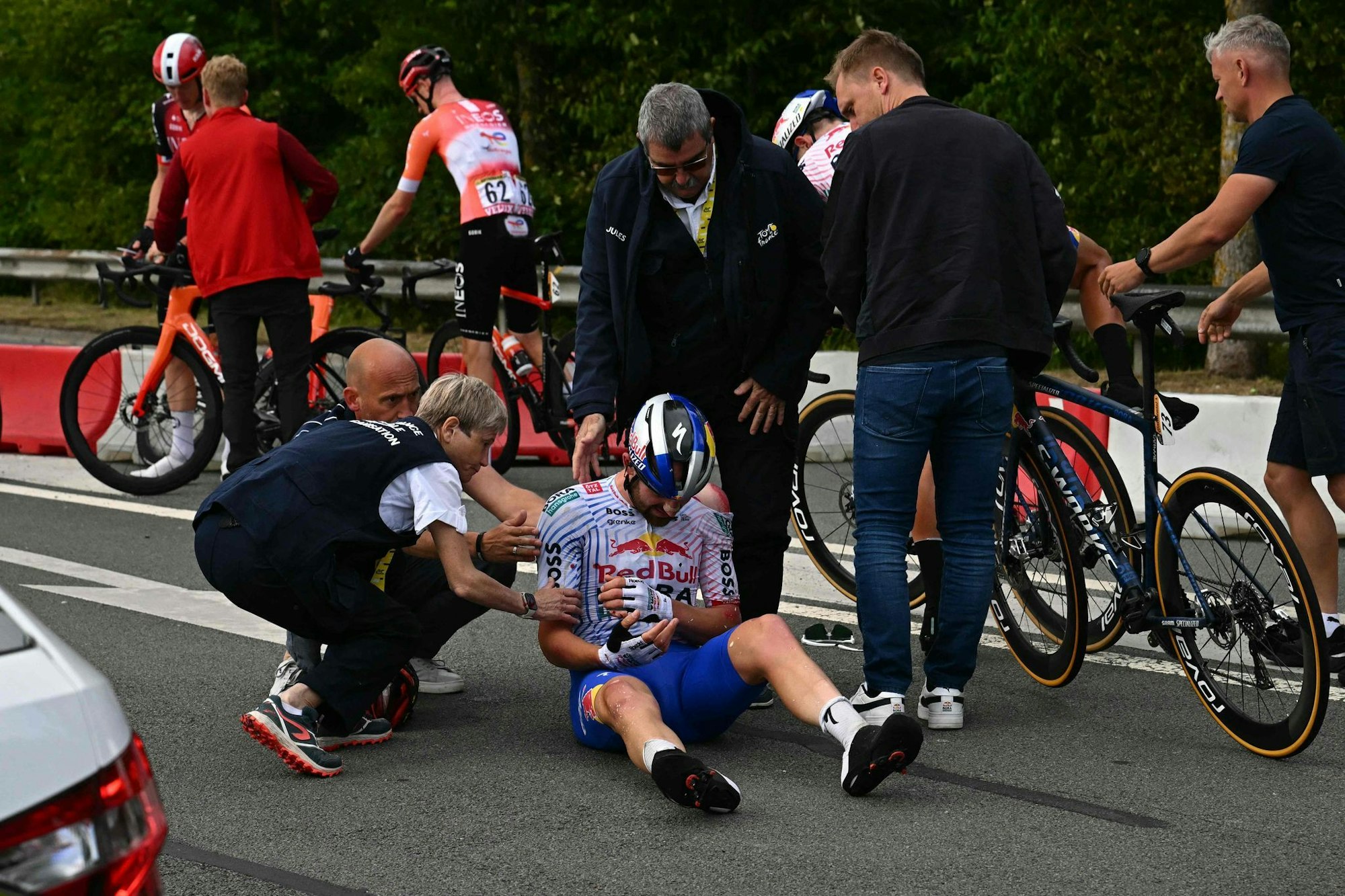 Jordi Meeus aus dem deutschen Red-Bull-Team wird medizinisch versorgt, nachdem er auf den letzten Kilometern vor dem Ziel der 3. Etappe gestürzt ist.