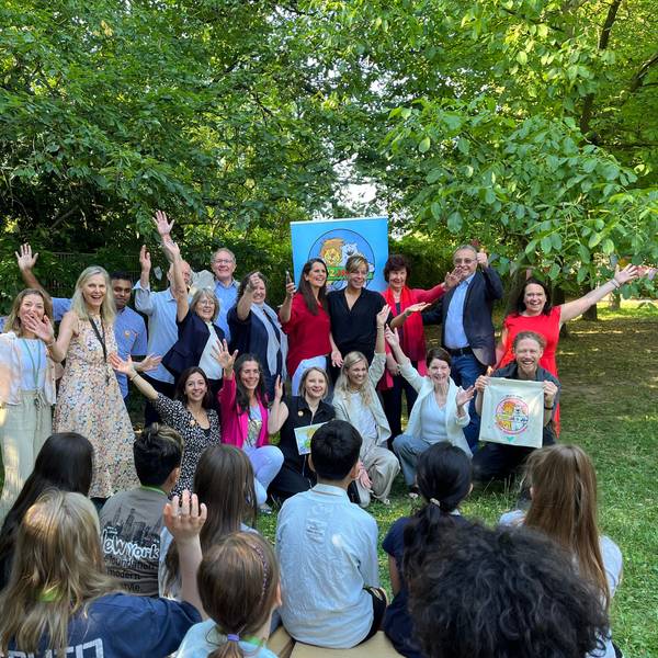 Die stellvertretende nordrhein-westfälische Ministerpräsidenten Mona Neubaur besuchte die Grundschule Irisweg, wo die Bürgerstiftung Porz eine Unterrichtsreihe zum Klimaschutz ermöglicht.