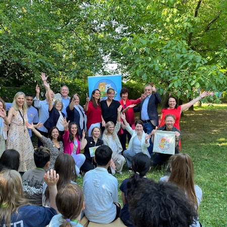 Die stellvertretende nordrhein-westfälische Ministerpräsidenten Mona Neubaur besuchte die Grundschule Irisweg, wo die Bürgerstiftung Porz eine Unterrichtsreihe zum Klimaschutz ermöglicht.
