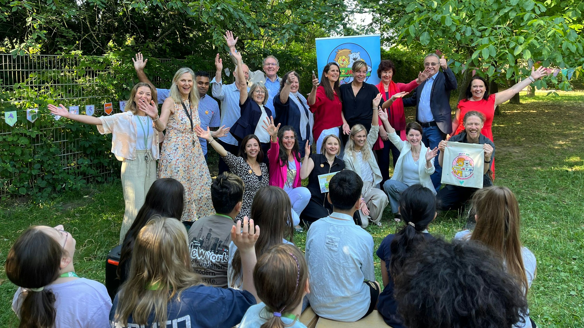 Die stellvertretende nordrhein-westfälische Ministerpräsidenten Mona Neubaur besuchte die Grundschule Irisweg, wo die Bürgerstiftung Porz eine Unterrichtsreihe zum Klimaschutz ermöglicht.