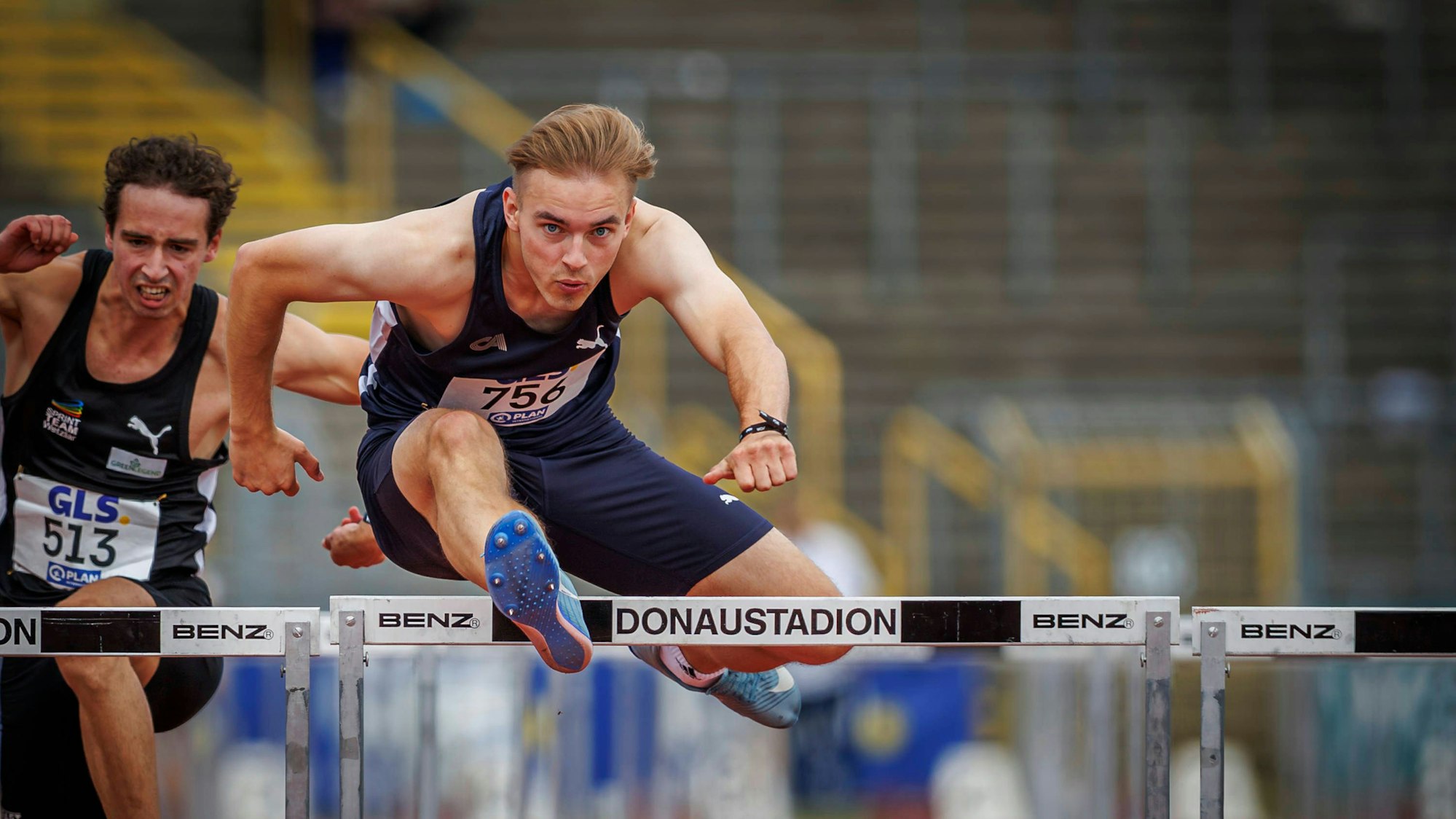 Das Bild zeigt einen Leichtathleten beim Hürdensprint.