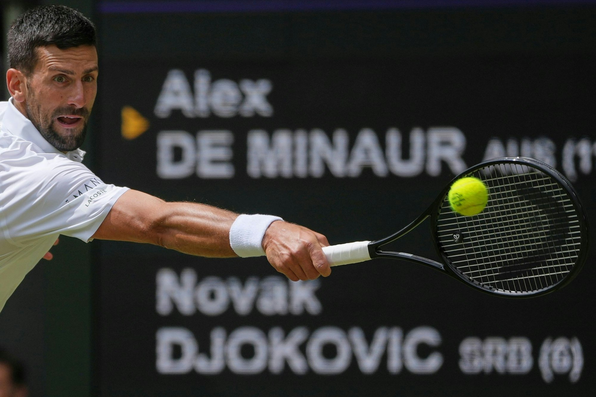 Novak Djokovic erreicht das Viertelfinale in Wimbledon.