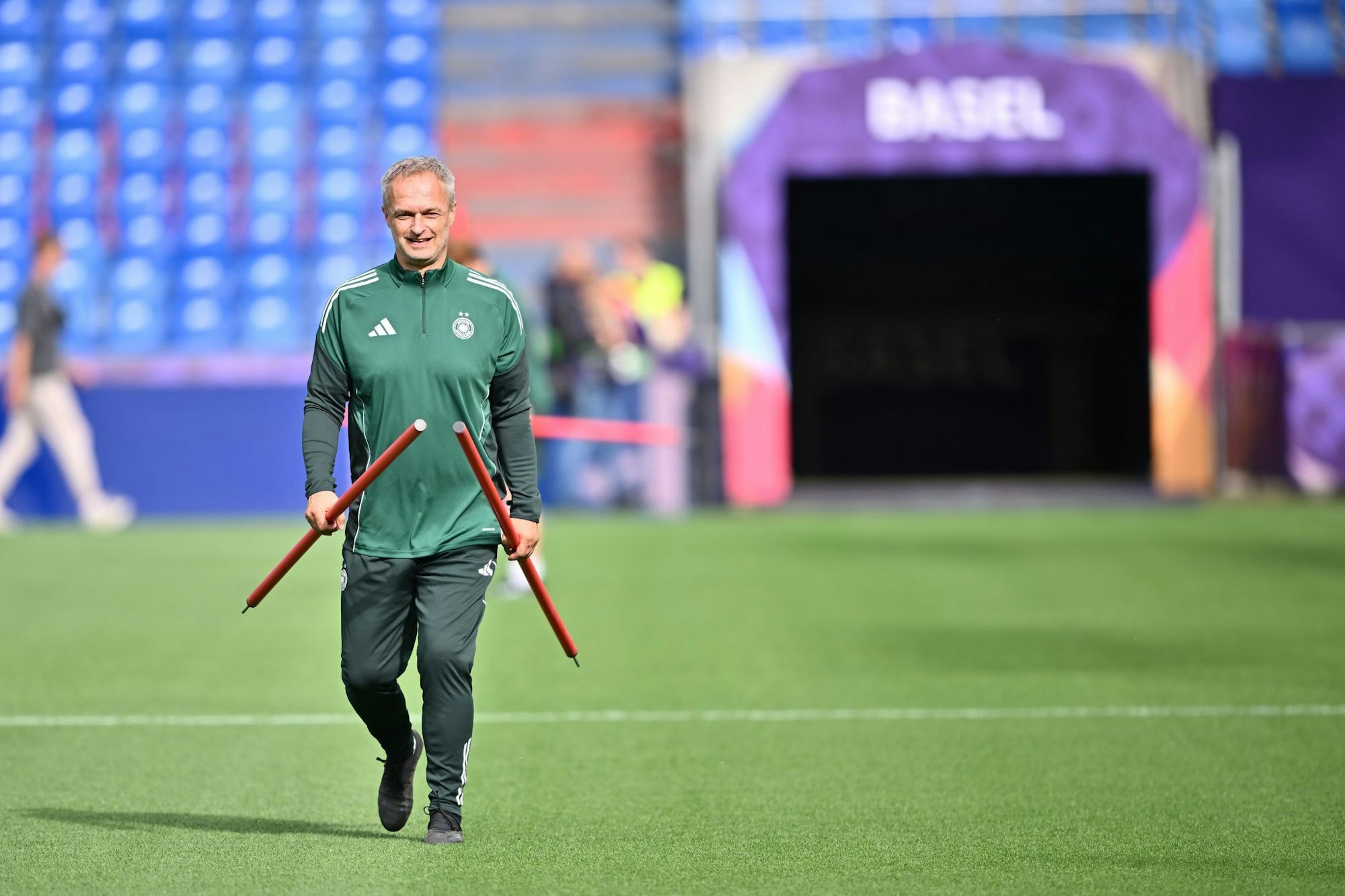 Bundestrainer Wück beim Abschlusstraining in Basel.