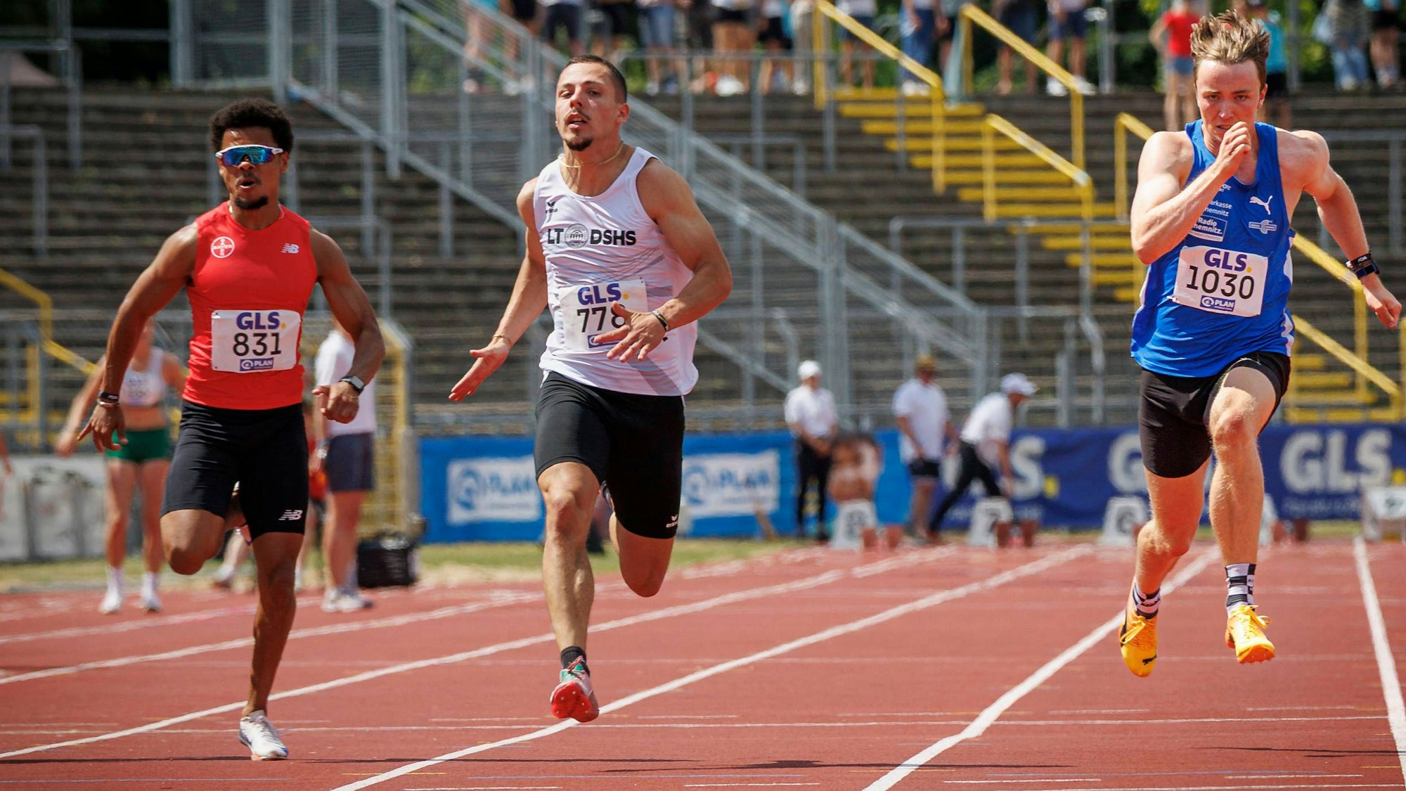 Emilio Gonzalez (Mitte)