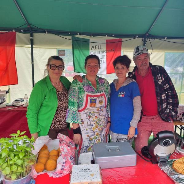 Regina Guarnuto, Angela Staffo und Giuseppa Corio bieten italienisches Essen an.