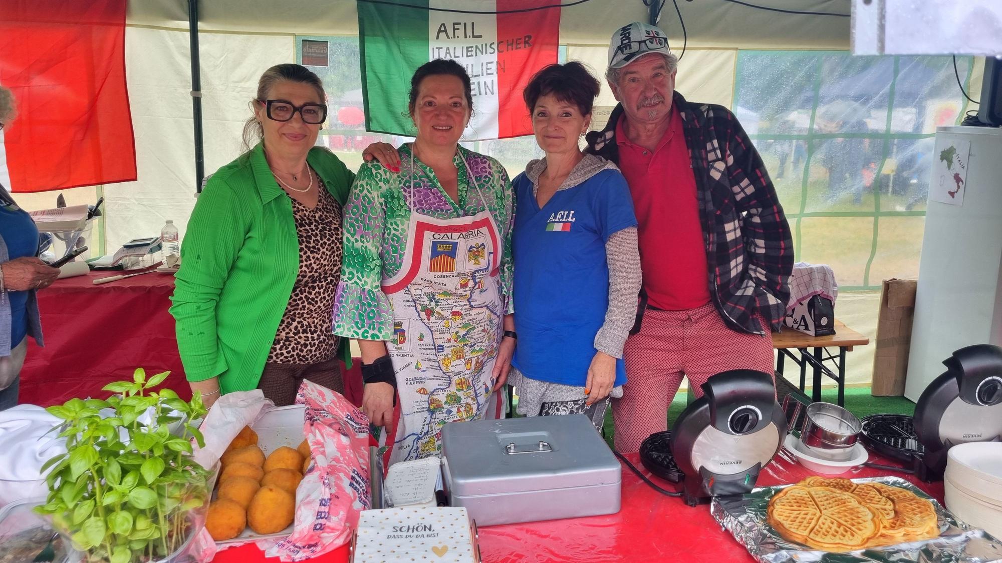 Regina Guarnuto, Angela Staffo und Giuseppa Corio bieten italienisches Essen an.