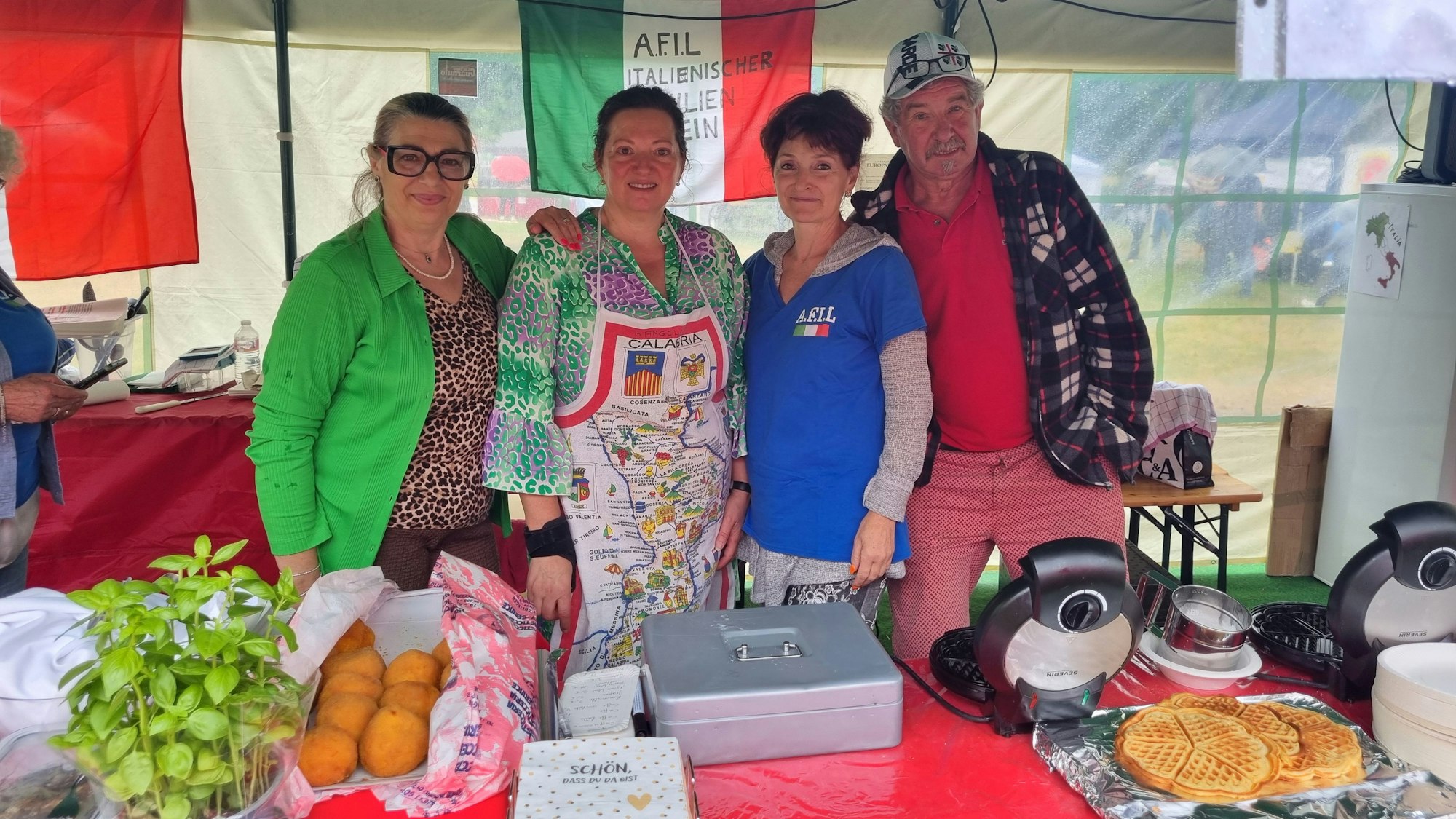 Regina Guarnuto, Angela Staffo und Giuseppa Corio bieten italienisches Essen an.