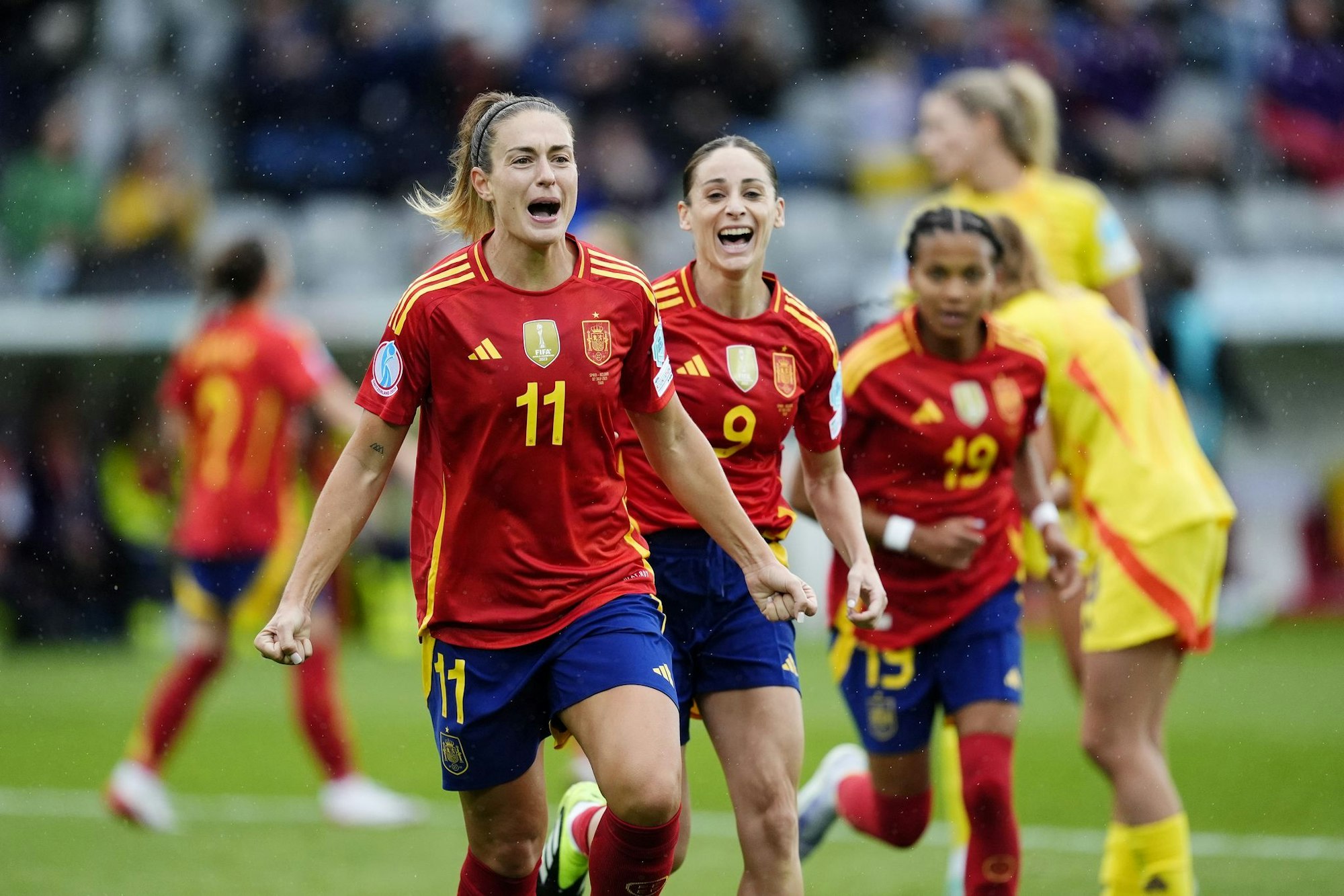 Die zweimalige Weltfußballerin Alexia Putellas (l) bejubelt ihr Tor zum 1:0.