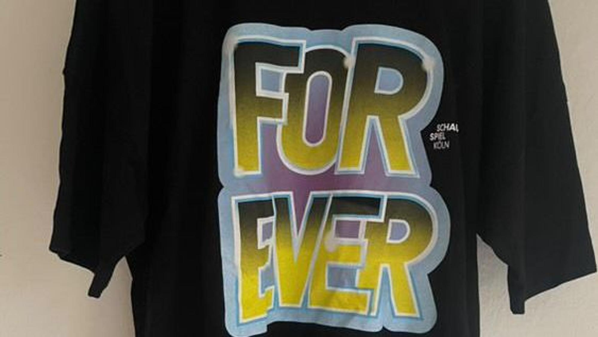 Das T-Shirt mit dem Schriftzug „Forever Schauspiel“.